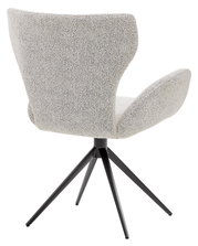 Achterkant van een moderne fauteuil met een lichtgrijze stoffen bekleding en een zwart metalen frame.
