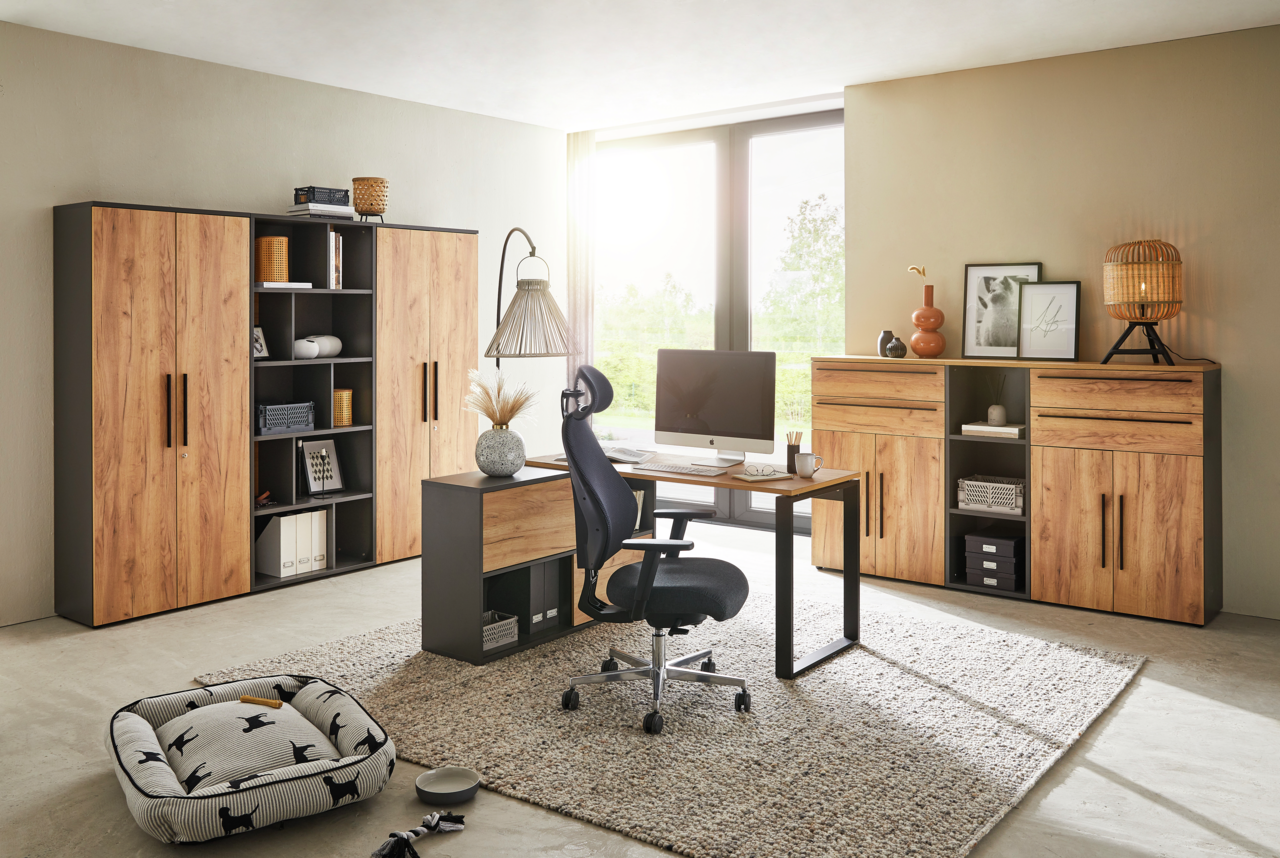 Moderne Büromöbelkombination mit Winkelschreibtisch, Aktenschränken und Rollcontainer in Holzoptik, seitliche Perspektive.