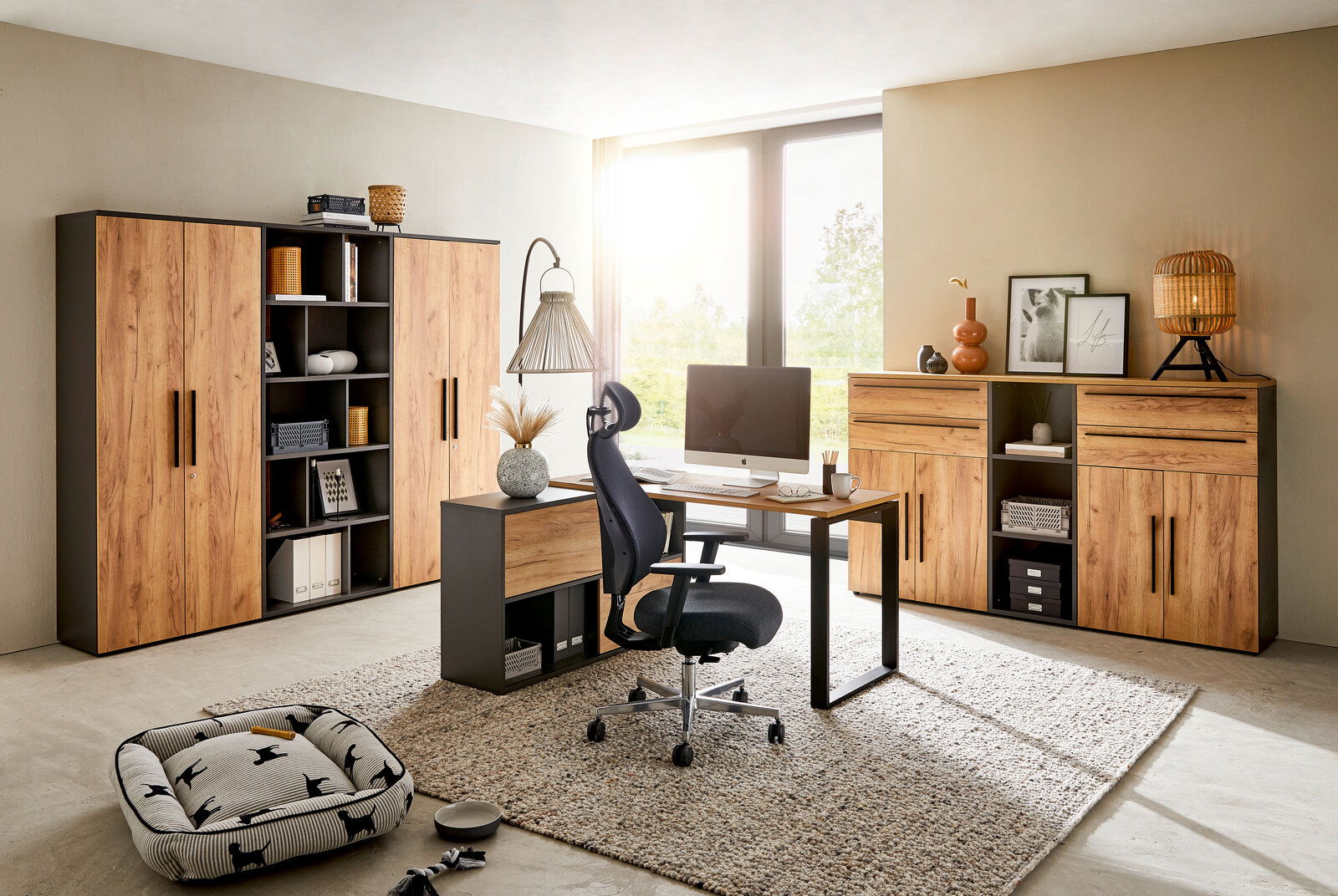 Moderne Büromöbelkombination mit Winkelschreibtisch, Aktenschränken und Rollcontainer in Holzoptik, seitliche Perspektive.