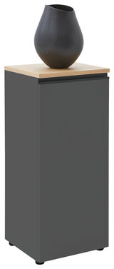 Graue Kommode mit Holzplatte und schwarzer Vase, seitliche Perspektive