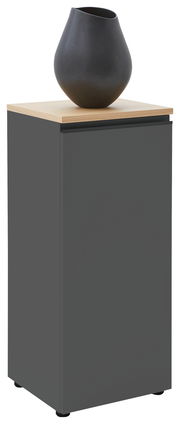 Graue Kommode mit Holzplatte und schwarzer Vase, seitliche Perspektive