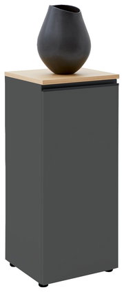 Graue Kommode mit Holzplatte und schwarzer Vase, seitliche Perspektive