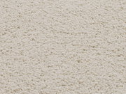 Nahaufnahme eines cremefarbenen Uni-Teppichs mit weicher, flauschiger Textur.