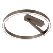 Runde LED-Deckenleuchte in Ringform aus gebürstetem Metall mit integriertem Lichtband, von unten in leichter Schrägperspektive freigestellt