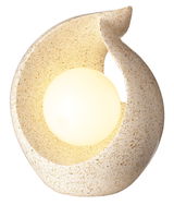 Solar Tischlampe aus Polyresin in geschwungener Form mit leuchtendem Kugellicht, seitliche Perspektive