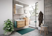 Modernes Badezimmer mit Holz-Badblock, Waschbecken und Spiegel, seitliche Perspektive