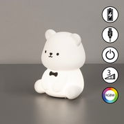 Niedliches Akku-Nachtlicht in Bärenform mit Fliege, seitliche Perspektive