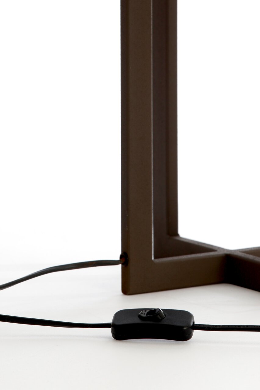 Close-up van een lampvoet met een rechthoekig metalen frame en een zwarte kabel met schakelaar, gezien vanaf de zijkant.