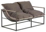 Zweiersitziges Lounge-Sofa mit grauen Kissen und Metallrahmen, seitliche Perspektive