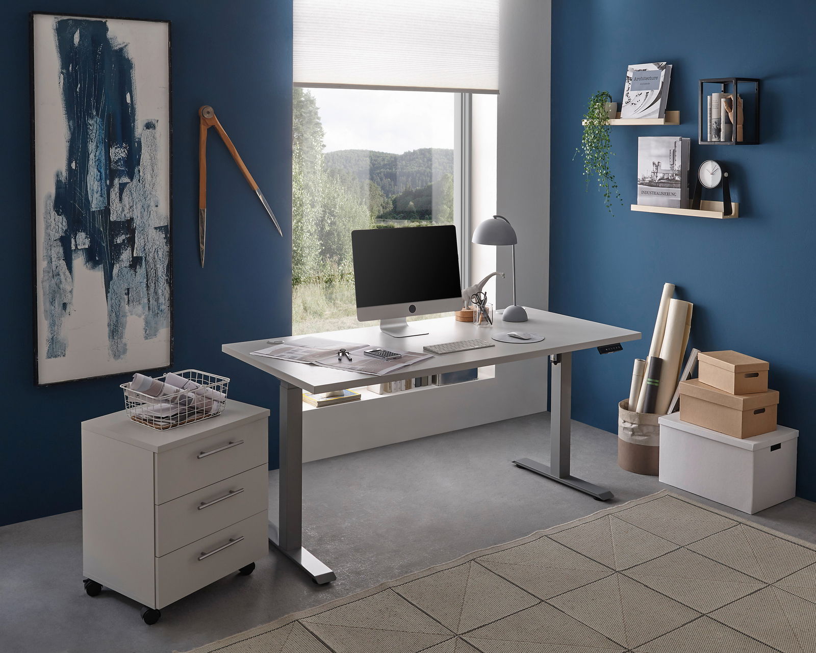 Moderner E-Schreibtisch in einem stilvollen Büro mit blauer Wand, seitliche Perspektive