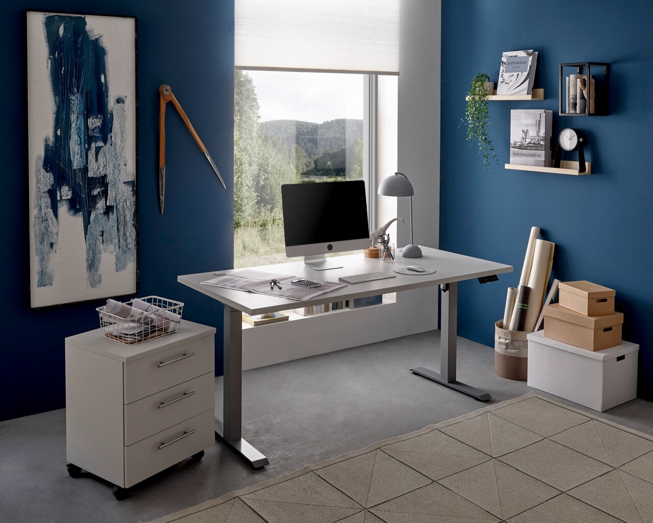 Moderner E-Schreibtisch in einem stilvollen Büro mit blauer Wand, seitliche Perspektive