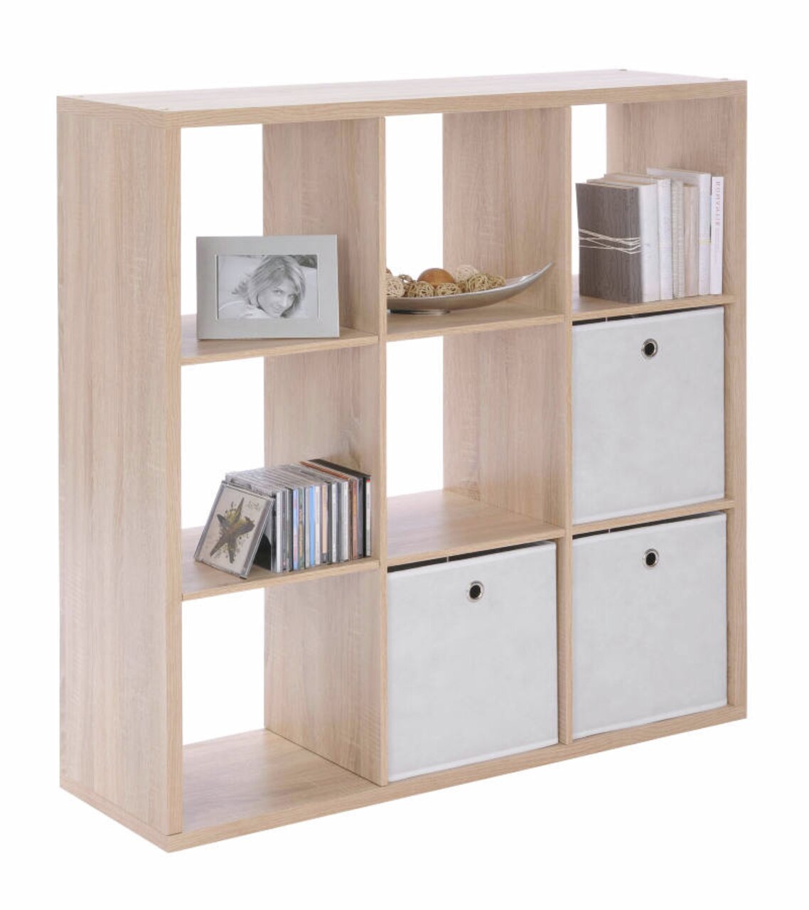 Boekenkast met negen vakken, gedeeltelijk gevuld met boeken, cd’s en opbergdozen, van lichtgekleurd hout, zijaanzicht