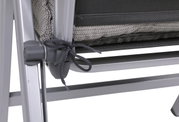 Nahaufnahme eines Stuhls mit grauem Metallrahmen und gepolsterter Auflage, seitliche Perspektive