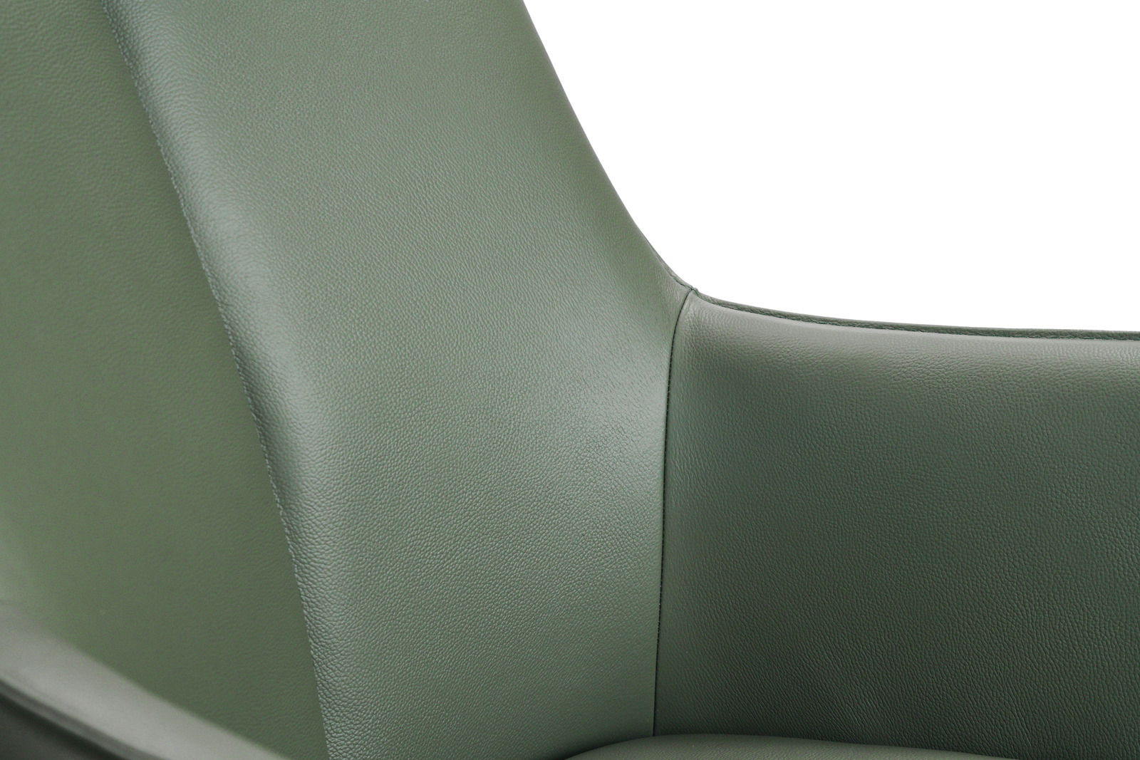 Nahaufnahme eines grünen Armlehnstuhls aus Leder, Fokus auf die Rückenlehne und Armlehne, seitliche Perspektive