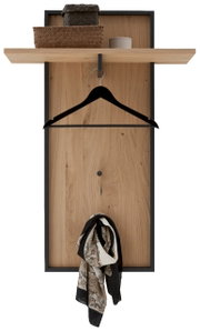 Garderoben-Set mit Holzrückwand, schwarzem Rahmen, Kleiderbügel und Ablage. Frontalansicht.