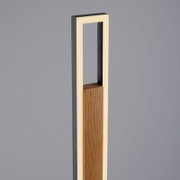 Moderne staande lamp met houten middenstuk en rechthoekig antraciet frame met warmwitte ledverlichting, gezien schuin van voren.