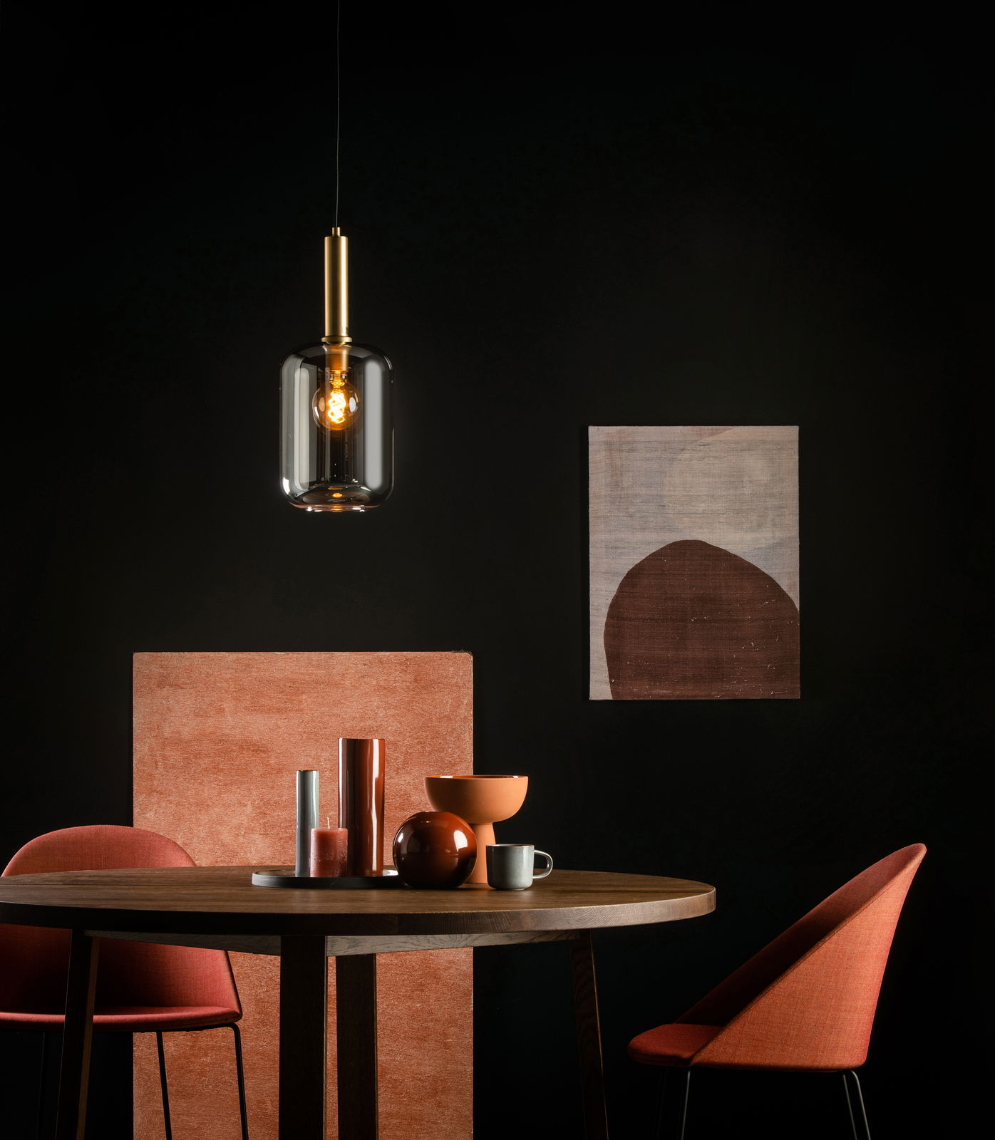 Lucide Pendelleuchten JOANET Moderne Pendelleuchte JOANET in einem stilvollen Esszimmer, mit warmem Licht und eleganter Glas- und Metallkombination, aus der Perspektive eines Betrachters auf Augenhöhe.