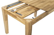 Esstisch aus Holz mit ausziehbarer Funktion, Perspektive von oben auf die Mechanik.