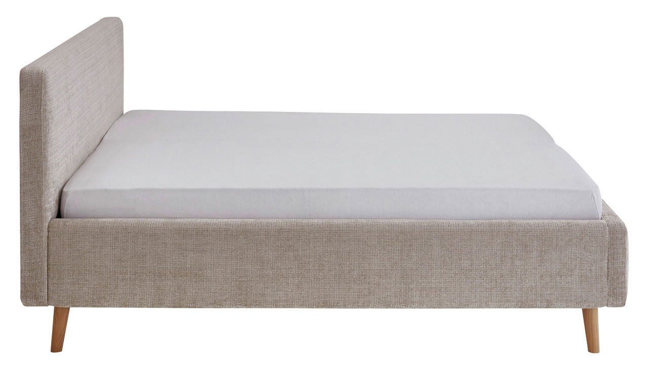 Seitliche Ansicht eines Polsterbettgestells mit hellem Stoffbezug und Holzfüßen.