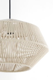 Close-up vanuit zijaanzicht van een geometrische hanglamp met een opengewerkte kap van crèmekleurig gevlochten koord en een zwart snoer.