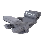 Grauer Minecraft-Gaming-Sessel mit gepolstertem Kopfkissen, Armlehnen und ausziehbarer Fußstütze, schräg von vorne links in halb liegender Position auf weißem Hintergrund.