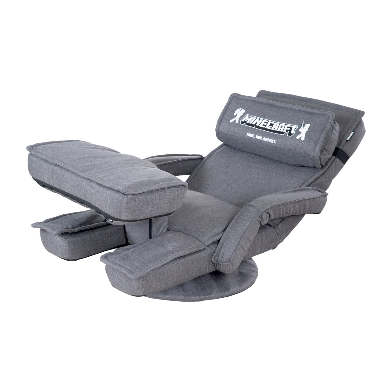 Grauer Minecraft-Gaming-Sessel mit gepolstertem Kopfkissen, Armlehnen und ausziehbarer Fußstütze, schräg von vorne links in halb liegender Position auf weißem Hintergrund.