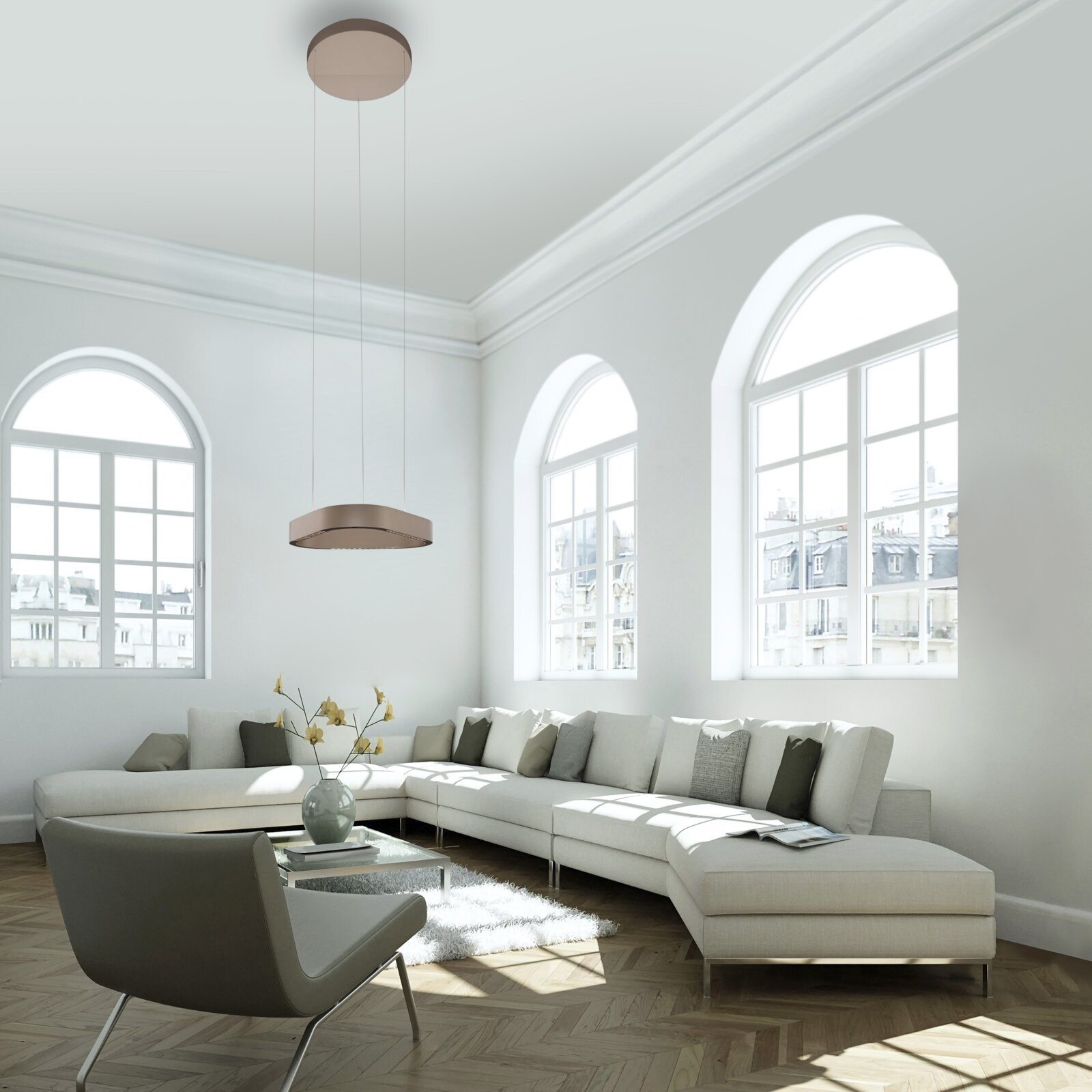 Moderne, flache Pendelleuchte in Bronze/Beige an drei dünnen Kabeln über einem hellen Wohnzimmer mit großem Ecksofa und Bogenfenstern, Ansicht leicht von unten nach oben