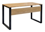 Moderner Holztisch mit heller Massivholzplatte und schwarzem Metallgestell im Industrial-Design, freigestellt auf weißem Hintergrund, Ansicht schräg von vorne