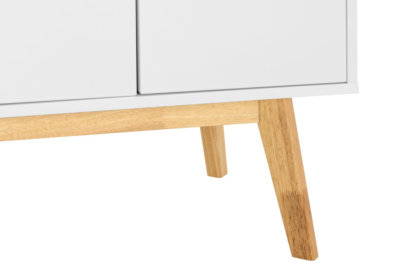Nahaufnahme eines weißen Sideboards mit Holzbeinen, perspektivisch von der Seite aufgenommen.