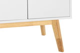 Nahaufnahme eines weißen Sideboards mit Holzbeinen, perspektivisch von der Seite aufgenommen.