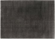 Draufsicht auf einen dunkelgrauen Hochflor-Teppich mit weicher Textur.