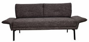 Graues Sofa mit zwei Kissen, frontal fotografiert, auf schwarzen Metallbeinen.