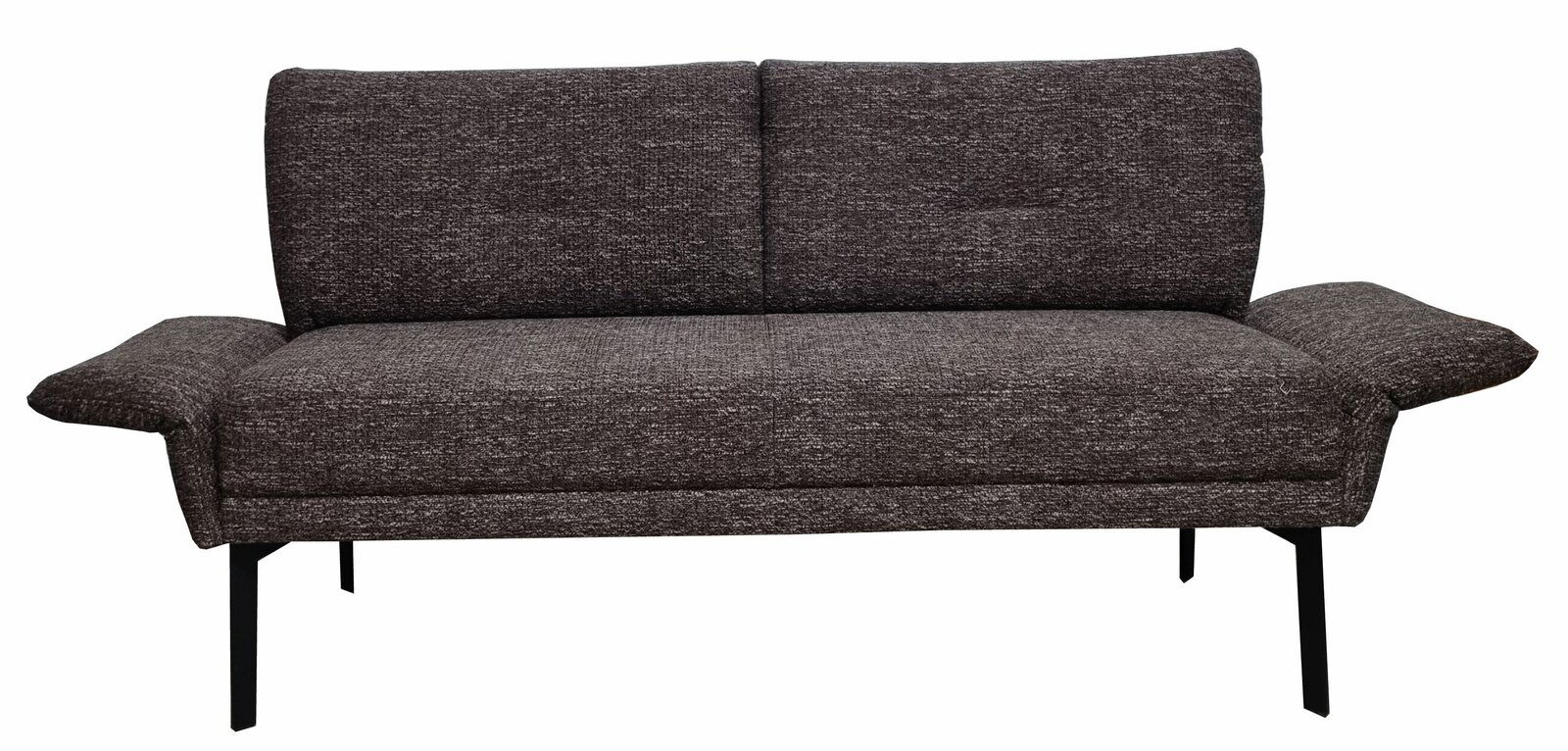 Graues Sofa mit zwei Kissen, frontal fotografiert, auf schwarzen Metallbeinen.