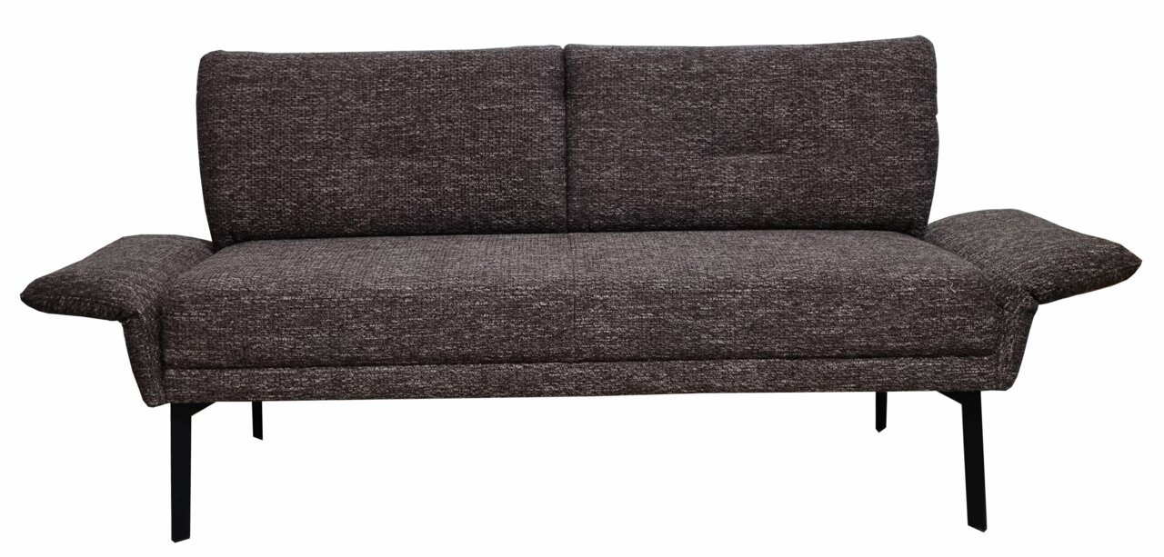 Graues Sofa mit zwei Kissen, frontal fotografiert, auf schwarzen Metallbeinen.
