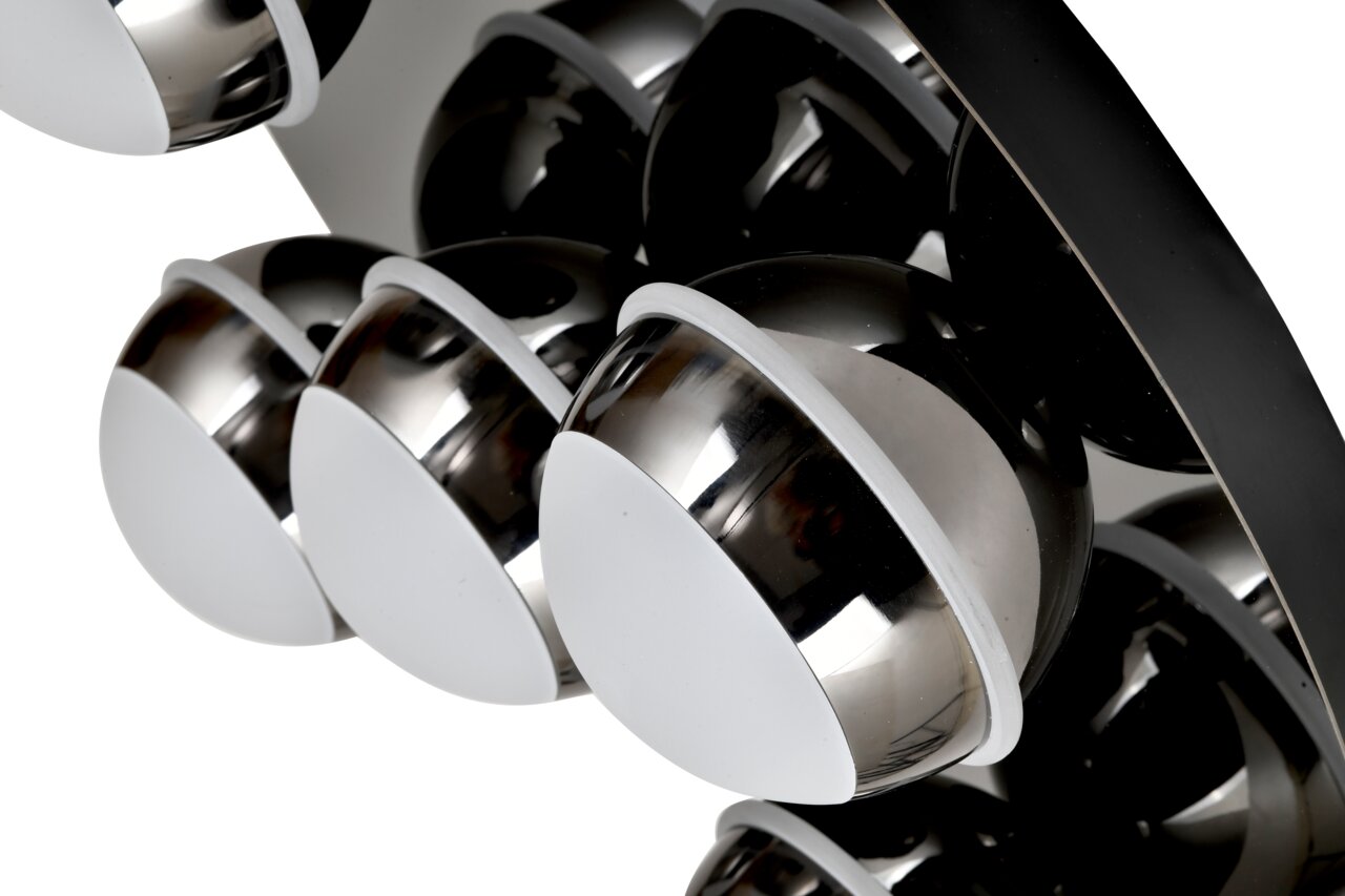 Close-up van een moderne led-plafondlamp met meerdere bolvormige, glanzend metalen elementen, gezien vanuit een zijdelingse hoek.