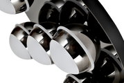 Close-up van een moderne led-plafondlamp met meerdere bolvormige, glanzend metalen elementen, gezien vanuit een zijdelingse hoek.