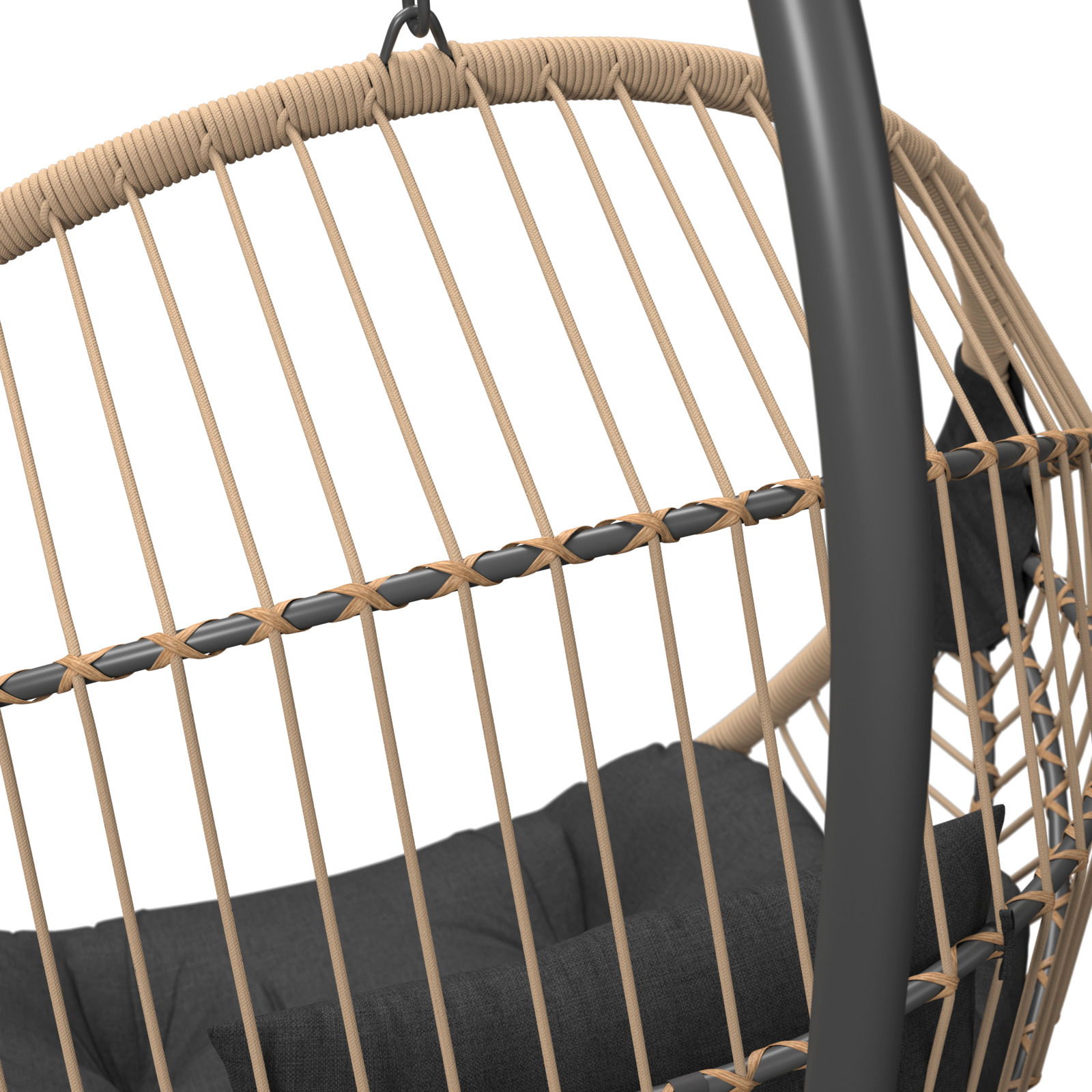 Nahaufnahme eines Hängesessels mit geflochtenem Seil und schwarzem Kissen, seitliche Perspektive