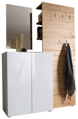 Schuhschrank und Garderobenkombination in moderner Perspektive mit weißem Schrank, Spiegel und Holzelementen.