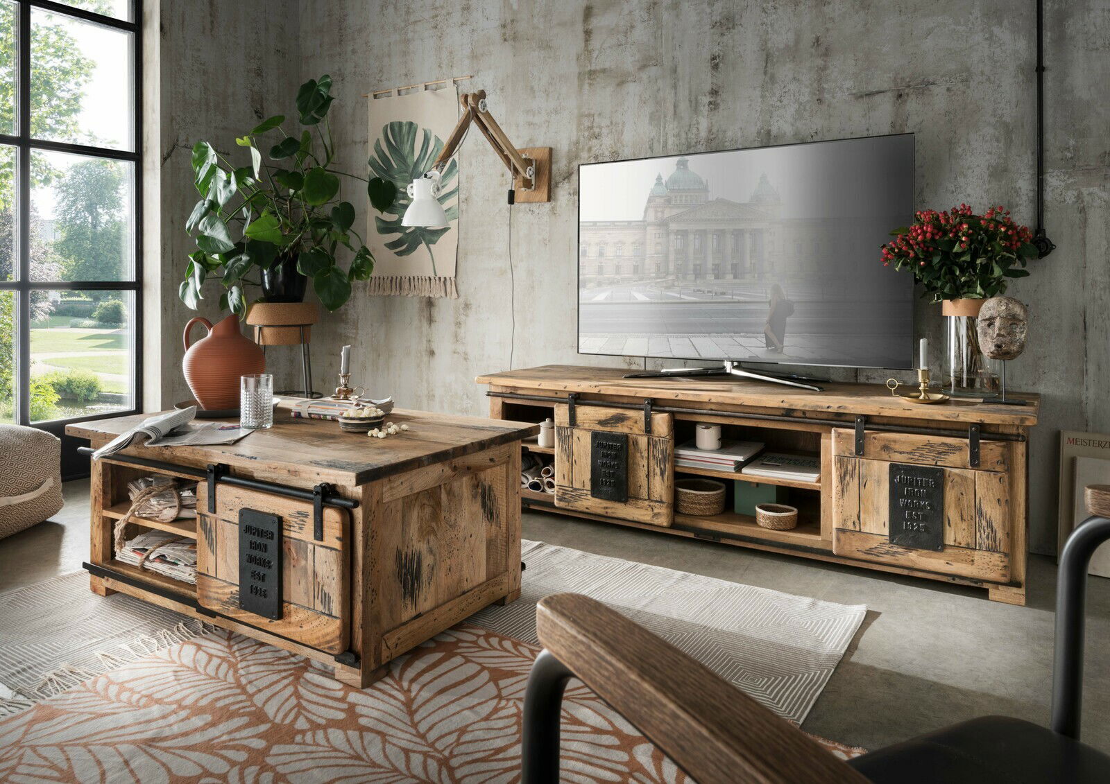 Rustikales TV-Lowboard aus Holz mit Schiebetüren, dekoriert mit Pflanzen und Accessoires, in einem modernen Wohnzimmer. Perspektive: Frontalansicht.
