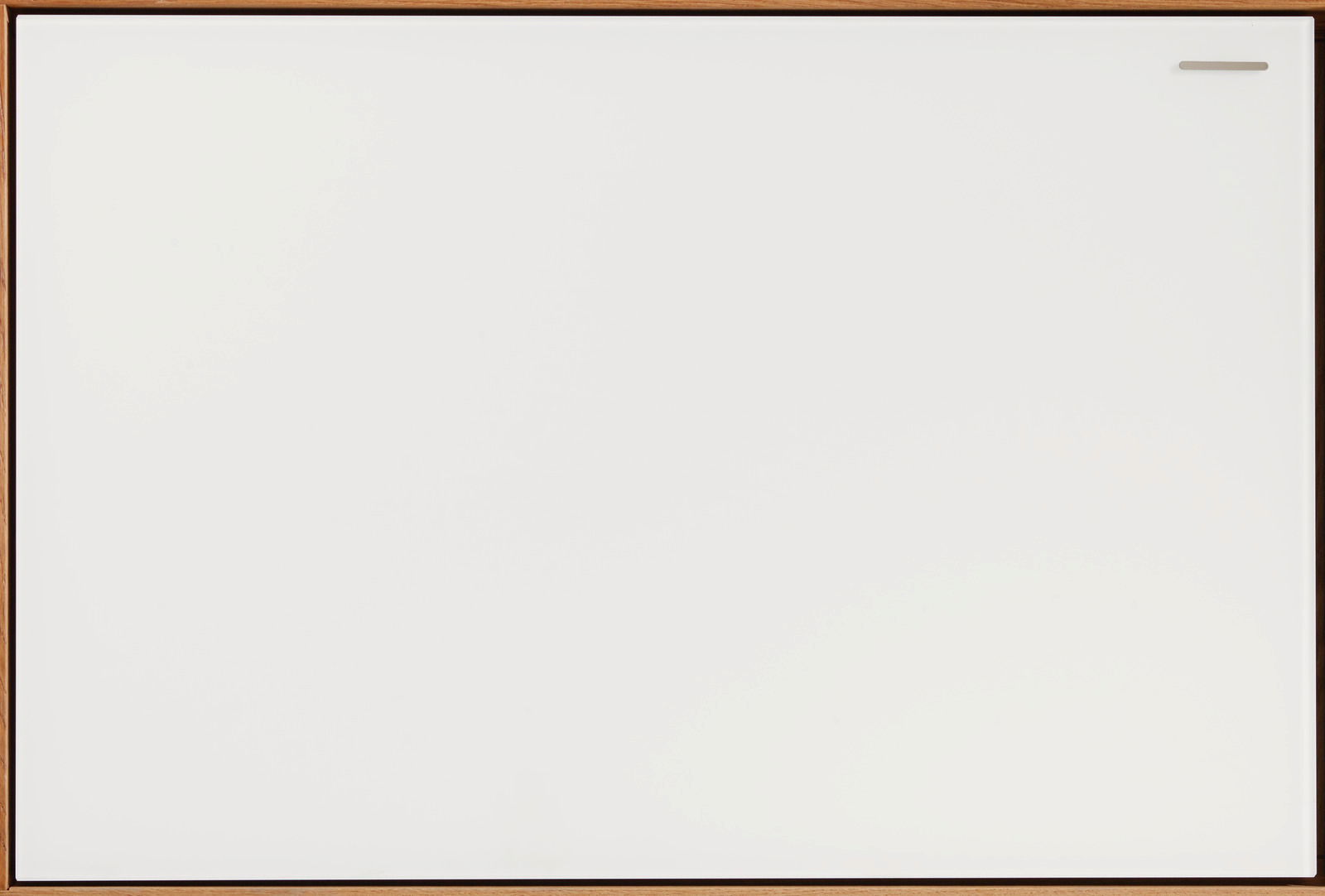 Frontansicht eines modernen Highboards mit weißer Front und Holzrahmen.