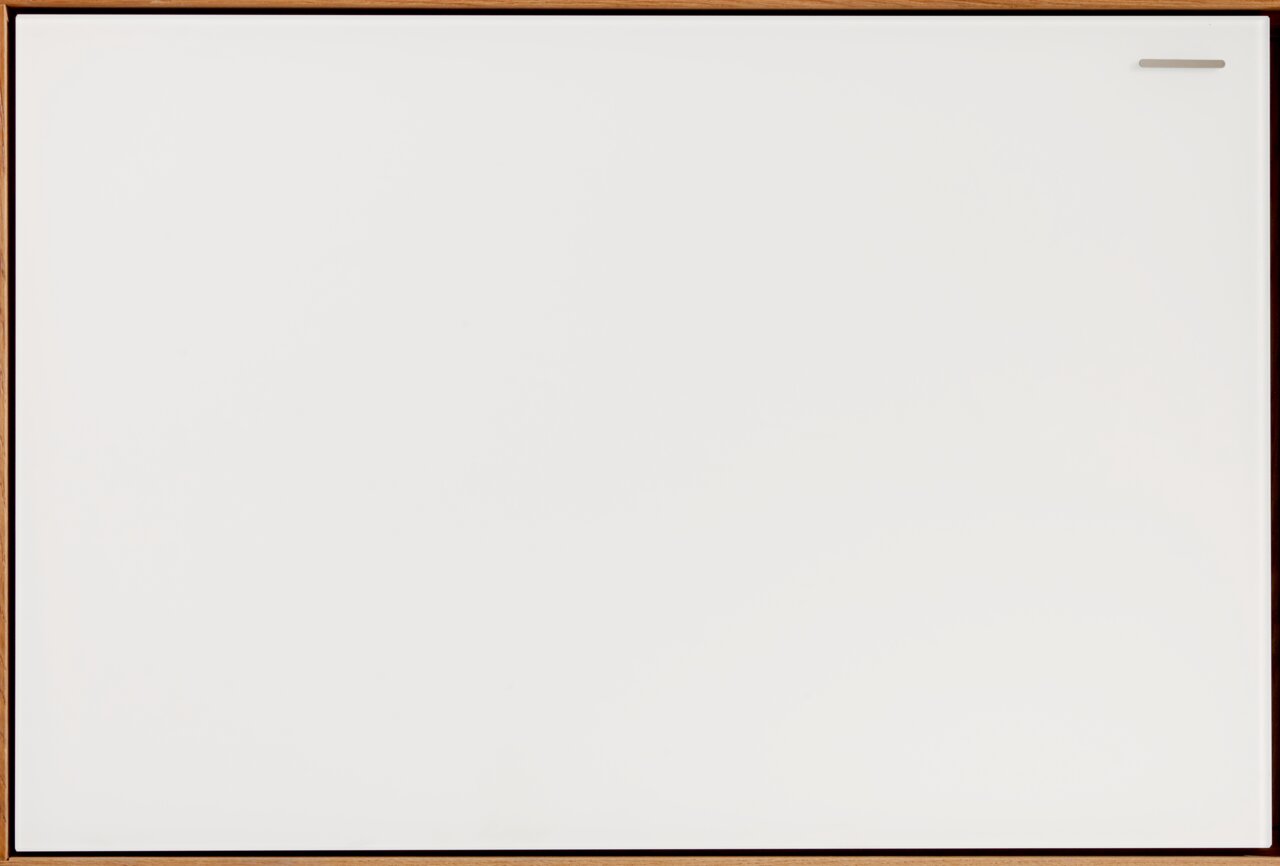 Frontansicht eines modernen Highboards mit weißer Front und Holzrahmen.