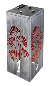 Silberne Solarleuchte mit floralem Muster, seitliche Perspektive