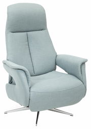 Moderner hellblauer Relaxsessel mit hoher Rückenlehne und verchromtem Drehfuß, seitliche Perspektive.