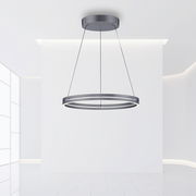 Moderne Pendelleuchte PURE-E-LOOP von Paul Neuhaus in einer minimalistischen, hellen Umgebung aus der Seitenperspektive.