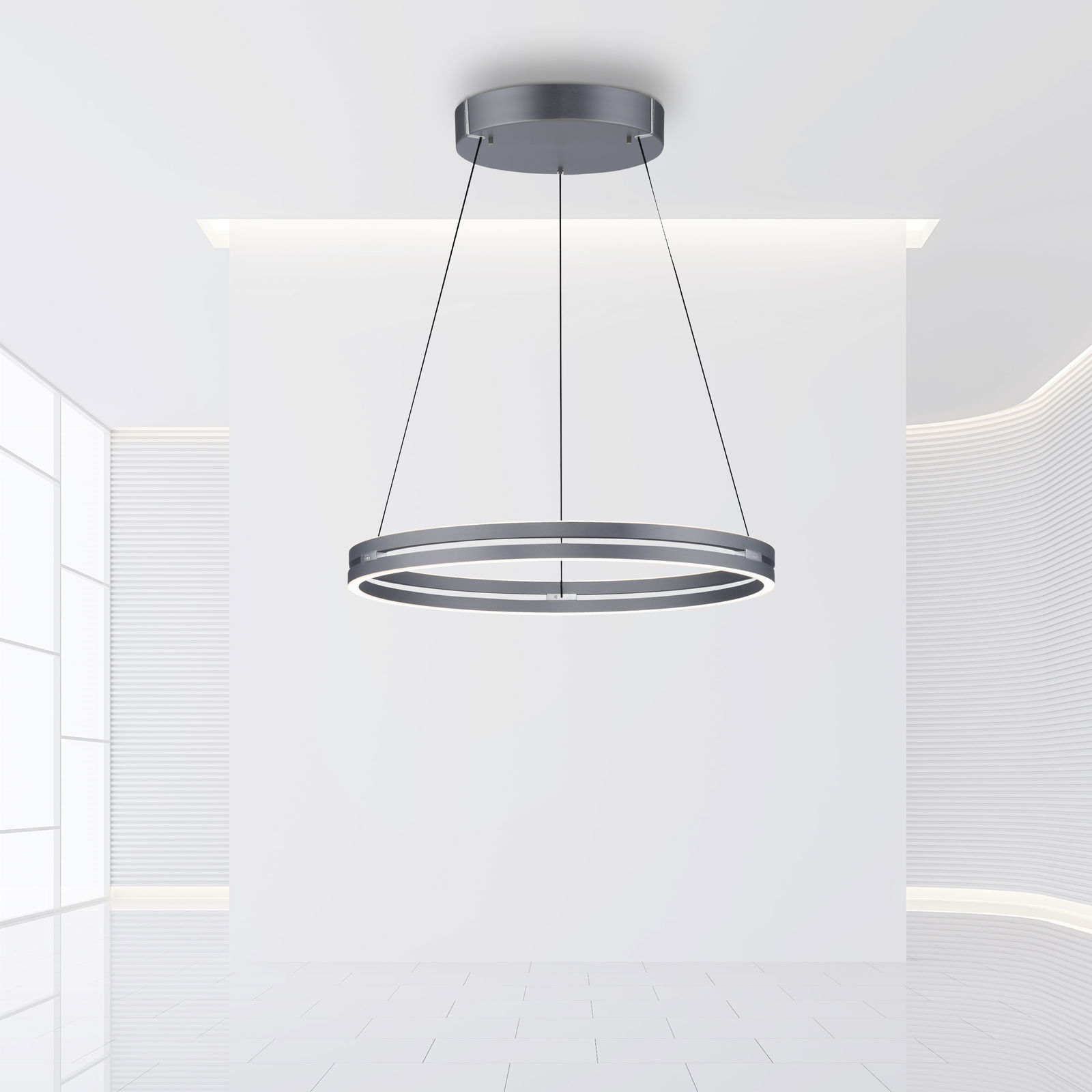 Moderne Pendelleuchte PURE-E-LOOP von Paul Neuhaus in einer minimalistischen, hellen Umgebung aus der Seitenperspektive.