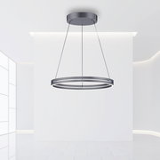 Moderne Pendelleuchte PURE-E-LOOP von Paul Neuhaus in einer minimalistischen, hellen Umgebung aus der Seitenperspektive.