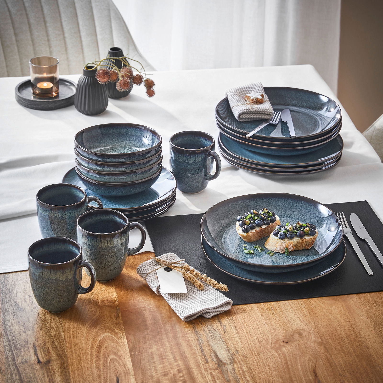 Frühstücks-Set 12-tlg. in eleganter Tischdekoration, bestehend aus Tellern, Schalen und Tassen in dunklem Blau, von oben fotografiert.