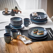 Frühstücks-Set 12-tlg. in eleganter Tischdekoration, bestehend aus Tellern, Schalen und Tassen in dunklem Blau, von oben fotografiert.