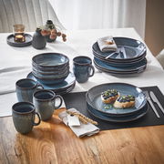 Frühstücks-Set 12-tlg. in eleganter Tischdekoration, bestehend aus Tellern, Schalen und Tassen in dunklem Blau, von oben fotografiert.