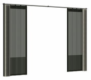 Vorhang Set in Schwarz und Grau, frontal fotografiert, bestehend aus zwei transparenten Paneelen an einer Gardinenstange.